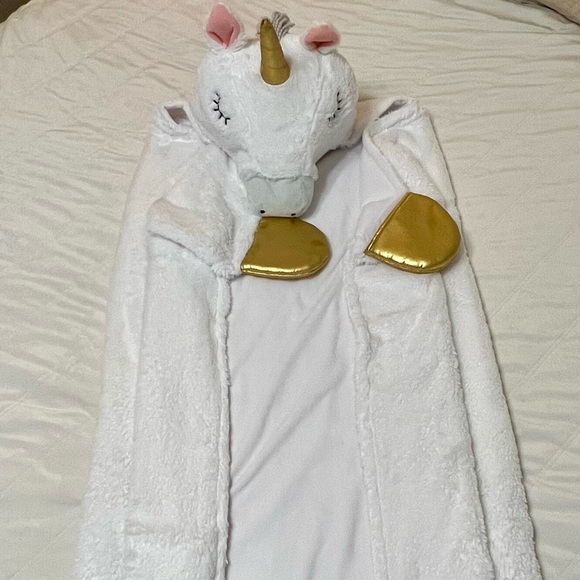 Unicorn Kids' Hooded Blanket. Pillowfort. White. - Picture 3 of 7